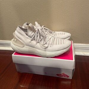 Men’s UA HOVR Phanton 3 size 11 basketball shoe.